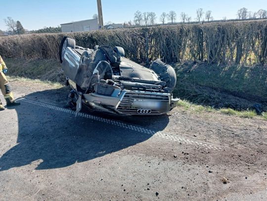 Audi dachowało w Brzeziu. Kierowca przewieziony do szpitala