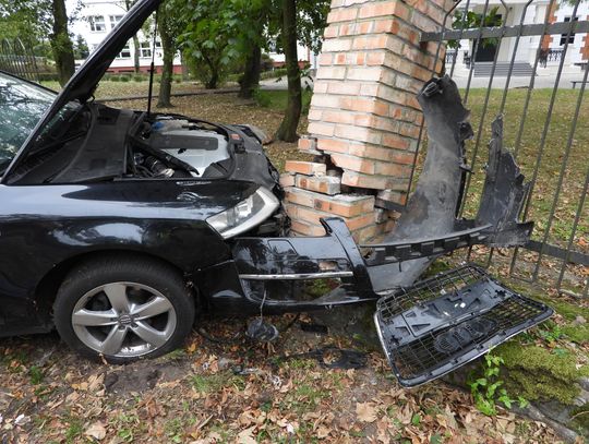 Audi wypadło z drogi i uderzyło w ogrodzenie szkoły