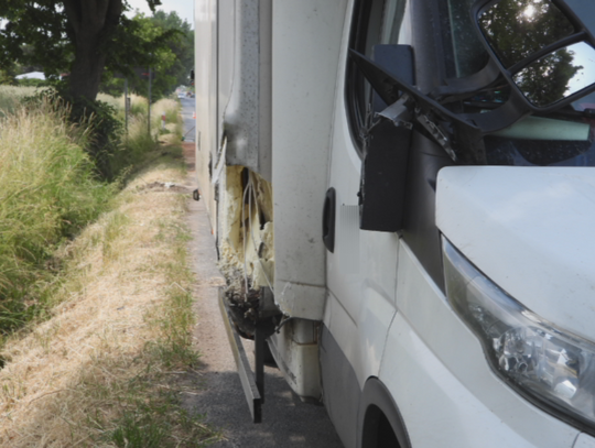 Auto dostawcze zaczepiło o ciągnik z maszyną koszącą pobocza