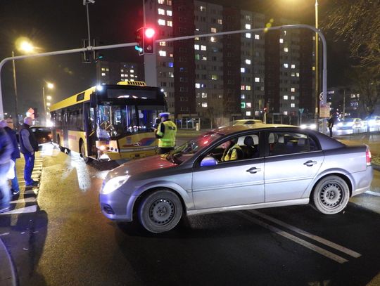 Auto towarowe zderzyło się z autobusem MPK. Do szpitala trafiło dziecko, pasażer autobusu