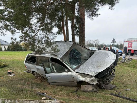 Auto uderzyło w drzewo pod Lubieniem Kujawskim. Na miejscu służby