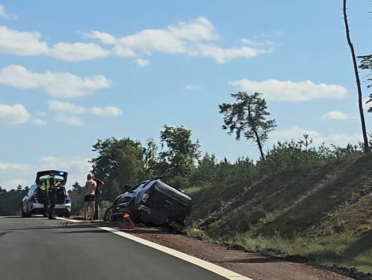 Auto w rowie na nowo oddanej drodze. Niewielkie utrudnienia