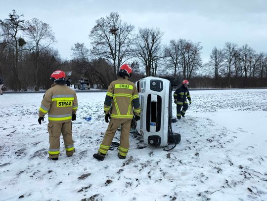 Auto wypadło z drogi w miejscowości Czerniewiczki, warunki na drogach w sobotę były bardzo niekorzystne