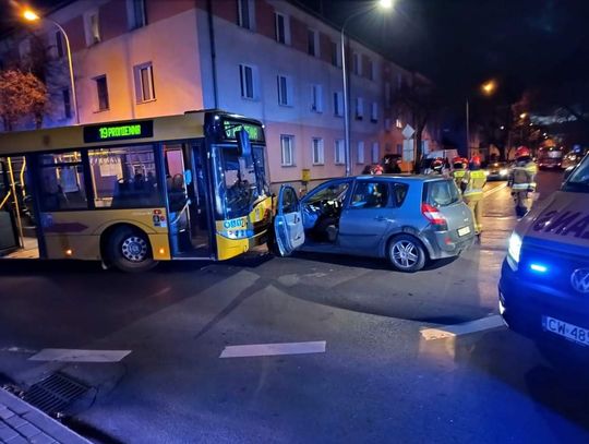 Autobus MPK zderzył się z osobówką. Ruch był utrudniony 