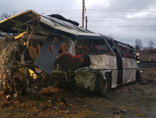 Autobus szkolny zderzył się z pociągiem pospiesznym. Kierowca zginął na miejscu