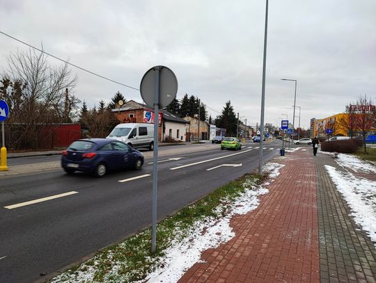 Autobusy muszą przecinać linię ciągłą, aby włączyć się do ruchu lub zawracać na rondzie Kujawi. Włocławianin pyta: "kto wymyślił takie rozwiązanie?" 