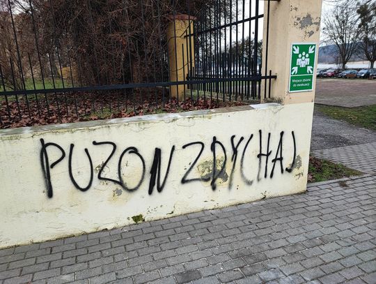 Autor wulgarnych napisów o Puzonie poszukiwany przez policję 