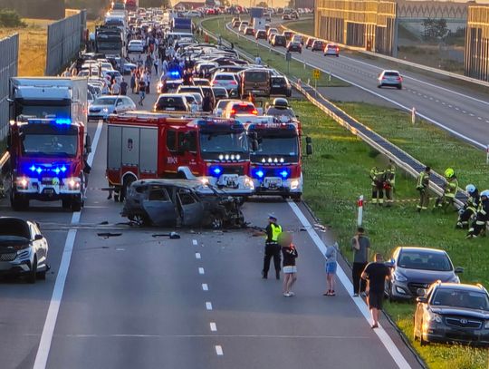 Autostrada A1 pod Włocławkiem zablokowana. Zderzyły się 4 pojazdy, jeden spłonął