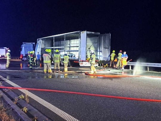 Autostrada w kierunku Gdańska zablokowana. Płonie naczepa przewożąca stal