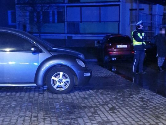 Awantura mieszkańców i policjantów podczas pożaru auta przy ul. Gałczyńskiego. Policja nie chciała użyczyć gaśnicy?