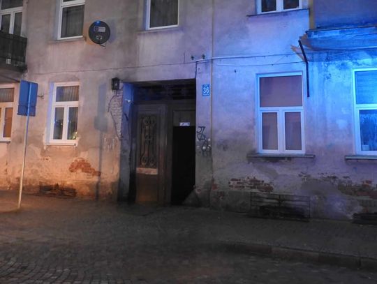 Awantura na Łęgskiej, przez okno wyrzucano przedmioty. W tle narkotyki