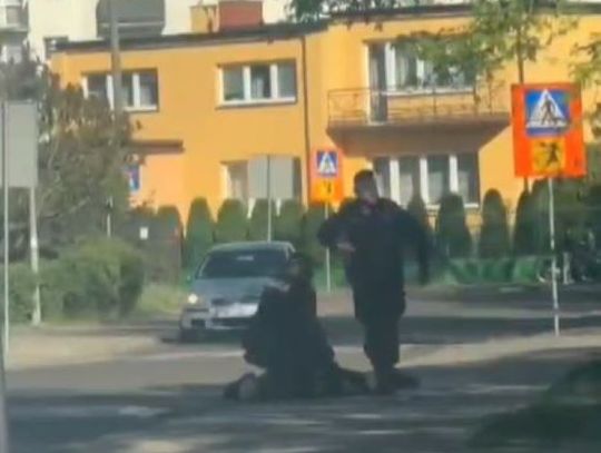 Awantura na os. Zazamcze. 33-latek został położony na chodniku przez policjantów