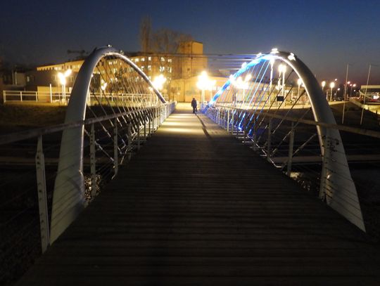 Awaria iluminacji na mostku nad Zgłowiączką. Podświetlona jest tylko połowa obiektu