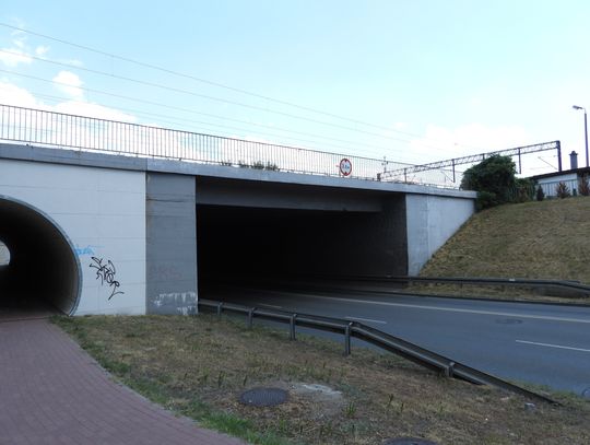 Bannery reklamowe zniknęły z włocławskiego wiaduktu. Okazuje się, że wisiały tam nielegalnie