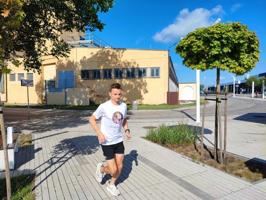 Biegnie przez całą Polskę by pomóc choremu dziecku. Wczoraj dotarł do Włocławka