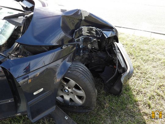 BMW ścięło znak, uderzyło w latarnię i zatrzymało się na kolejnym znaku. Kierowca uciekł z miejsca zdarzenia