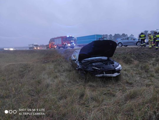 BMW uderzyło w barierki na autostradzie Jedna osoba trafiła do szpitala