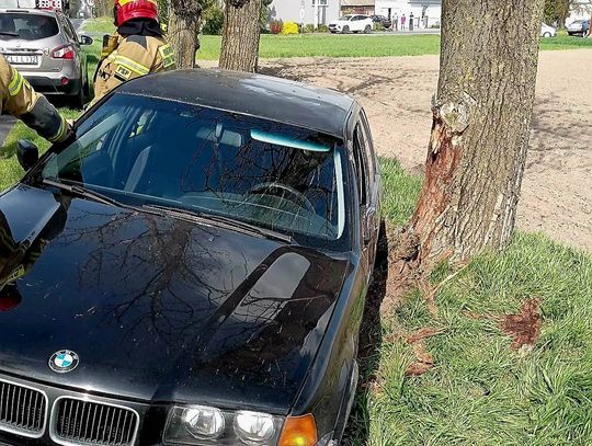 BMW uderzyło w drzewo w miejscowości Borek