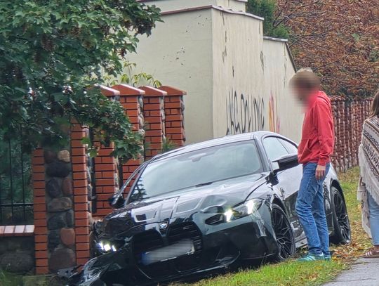 Ściął drzewo i uderzył BMW w ogrodzenie kościoła