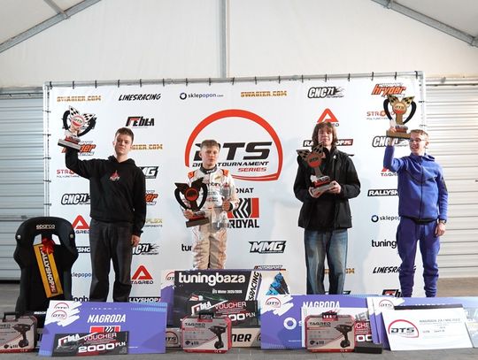 Borys Piotrowski na podium klasyfikacji generalnej zimowej serii DTS