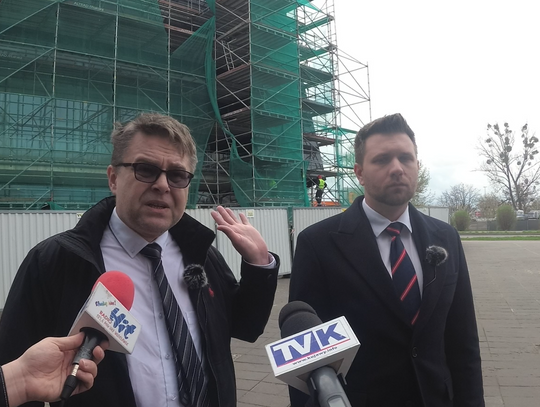 "Budowa nowej elewacji za dodatkowe 3 mln zł trwa już 700 dni"!