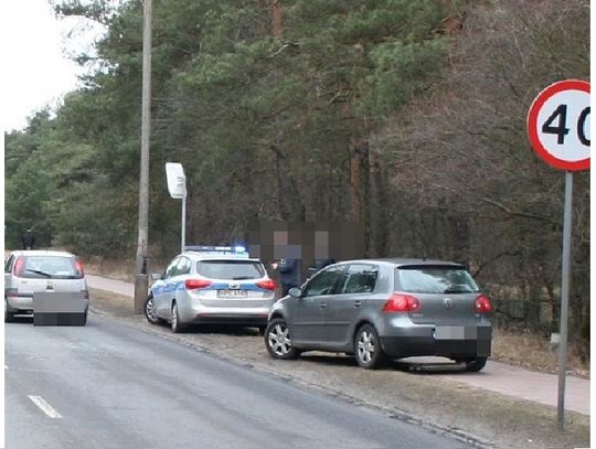 Był tak pijany, że nie miał siły jechać dalej. Zatrzymał się na ścieżce rowerowej