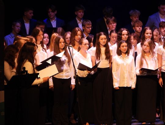 Koncert Bożonarodzeniowy uczniów LZK „Czas to miłość” – pełna sala i świąteczna atmosfera