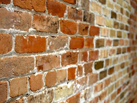 Chcesz zabezpieczyć starszy budynek przed wilgocią? Dowiedz się, jak robią to specjaliści!