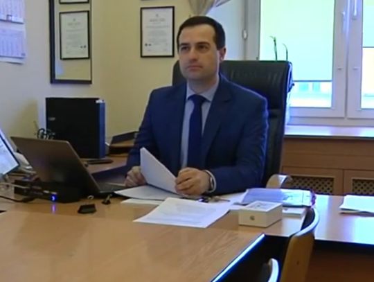 Chłopak z domu dziecka nie śpi już na klatce, ale odmawia pomocy. Jest stanowisko dyrektora MOPR  