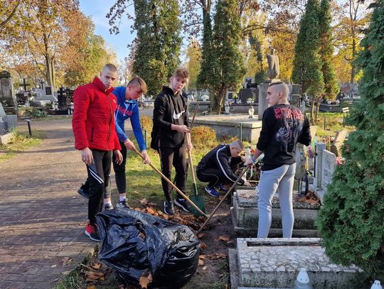 Chłopcy z Młodzieżowego Ośrodka Wychowawczego porządkowali groby