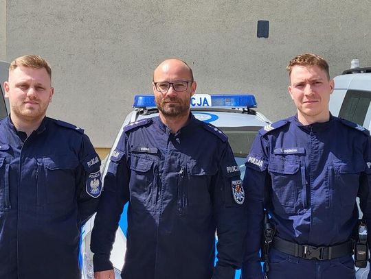 Chłopczyk siedział na środku stawu na fontannie. Z pomocą przyszli policjanci