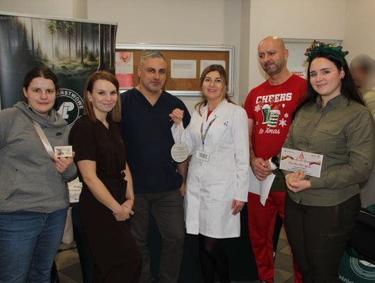 „Choinka dla życia” we Włocławku. Jak co roku oddali krew i odebrali świąteczne drzewka