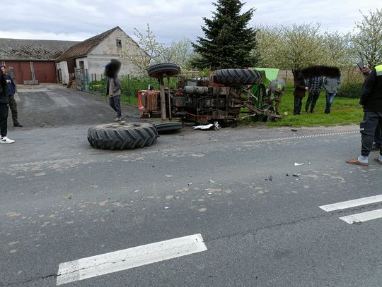 Ciągnik rolniczy zderzył się z Renault Mascott w gminie Zakrzewo