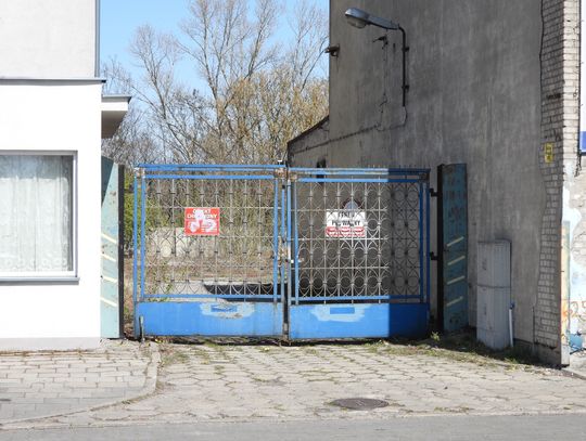 Ciało młodej kobiety zwisało na bramie jednej z firm przy ulicy Toruńskiej