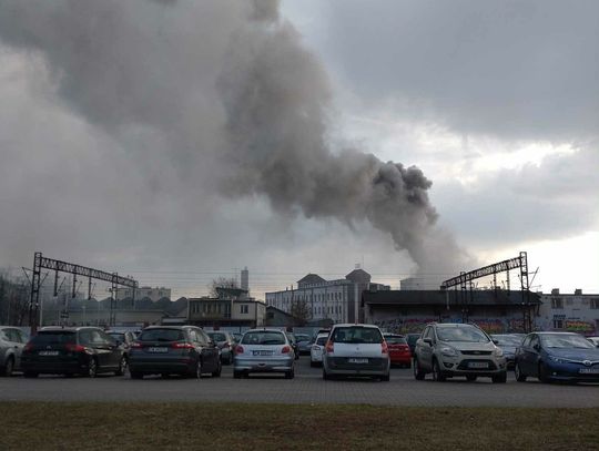 Ciemny dym nad Włocławkiem. Pożar w zakładzie przy P.O.W.