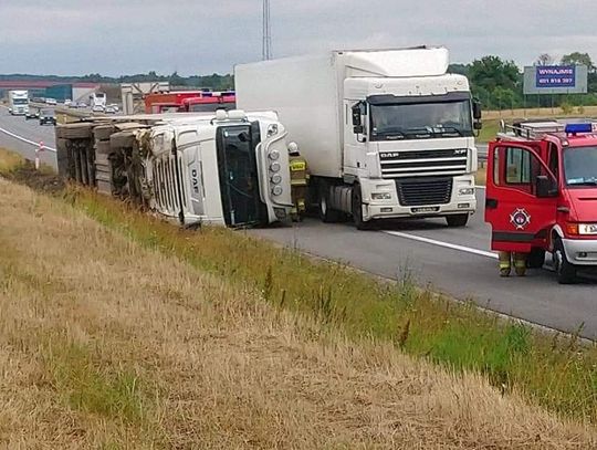 Ciężarówka przewożąca chemikalia przewróciła się na A1 