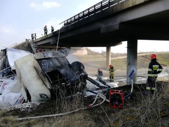 Ciężarówka spadła z wiaduktu na jezdnię i stanęła w ogniu. Nie żyje 27 latek, dwie osoby w szpitalu