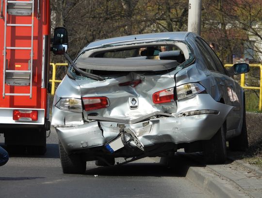 Ciężarówka uderzyła w osobowy Renault. Matka z 9-miesięcznym dzieckiem w szpitalu