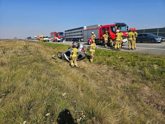 Ciężarówka uderzyła w samochód osobowy stojący na pasie awaryjnym na A1