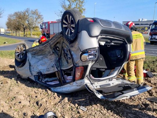 Citroen dachował po zderzeniu z ciężarówką. Kierowca osobówki wymusił pierwszeństwo