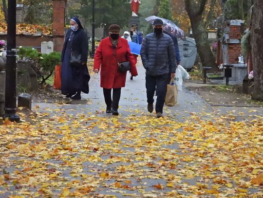 Cmentarze ponownie są otwarte. Włocławianie ponownie mogą odwiedzać swoich zmarłych bliskich
