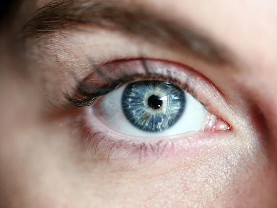 Codzienna pielęgnacja skóry głowy oraz rzęs. Prezentujemy praktyczny poradnik dla kobiet