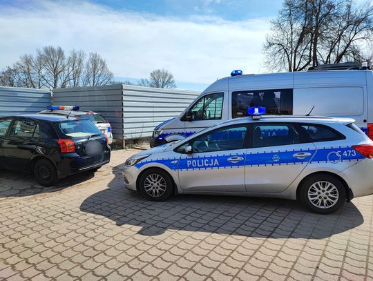 75-latek cofał na skrzyżowaniu. Uderzył w policyjny radiowóz