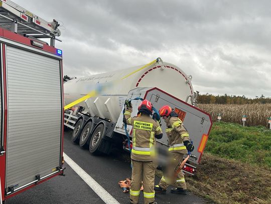 Cysterna z LNG w rowie. Droga krajowa nr 91 całkowicie zablokowana
