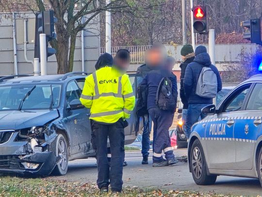 Czerwone zignorowane – auta rozbite. Policja ukarała 27-latka mandatem