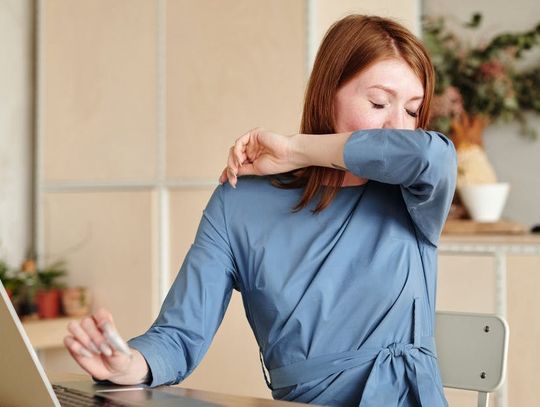 Czujesz przemęczenie i kaszlesz po COVID-19? Co się dzieje w organizmie i jak sobie pomóc