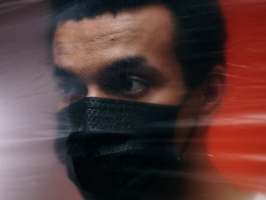 Czy osłony z pleksi dobrze chronią przed rozprzestrzenianiem się wirusów?