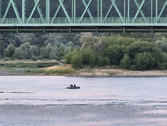 Czy przepływanie Wisły wpław jest zabronione? Dlaczego śmiałków wyławiają służby?