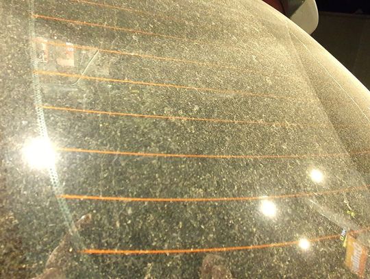 Czym jest żółty pył osadzający się na samochodach? Internauta pyta "czy to Anwil"