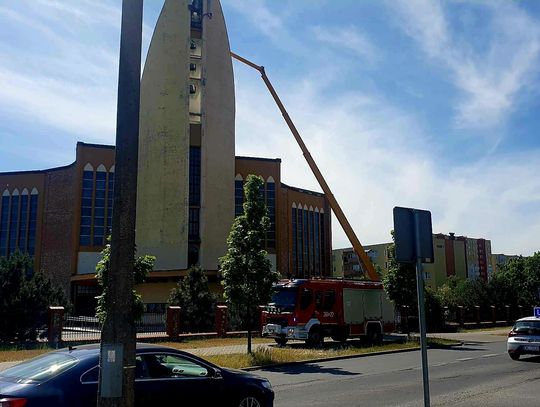 Czyszczący elewację kościoła utknęli na podnośniku. Konieczna była interwencja strażaków